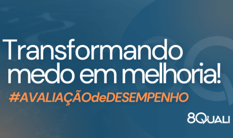 Banner azul com as frase "Transformando medo em Melhoria" escrita em branco e uma hashtag em laranja com o termo "Avaliação de Desempenho".
