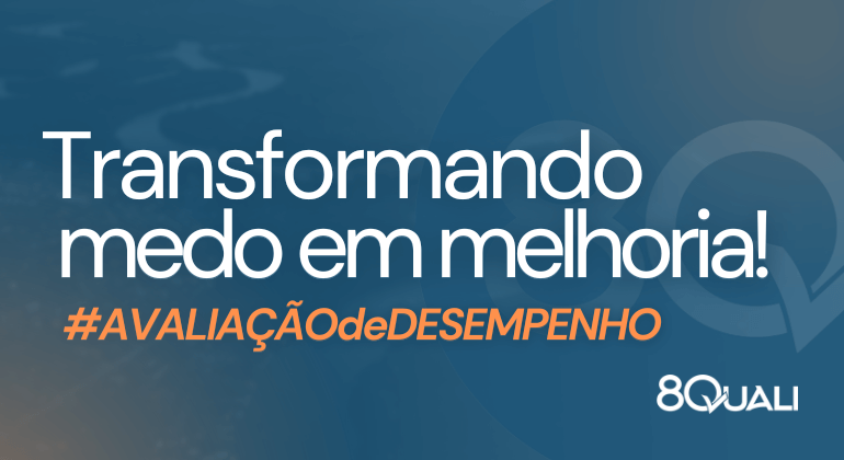 Banner azul com as frase "Transformando medo em Melhoria" escrita em branco e uma hashtag em laranja com o termo "Avaliação de Desempenho".