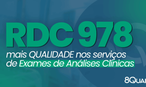 Banner azul com a seguinte frase escrita em verde claro: "RDC 978/2025 - mais QUALIDADE nos serviços de Exames de Análises Clínicas"