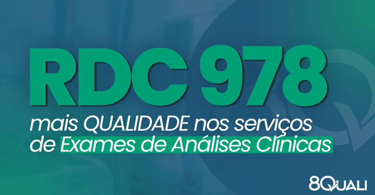 Banner azul com a seguinte frase escrita em verde claro: "RDC 978/2025 - mais QUALIDADE nos serviços de Exames de Análises Clínicas"